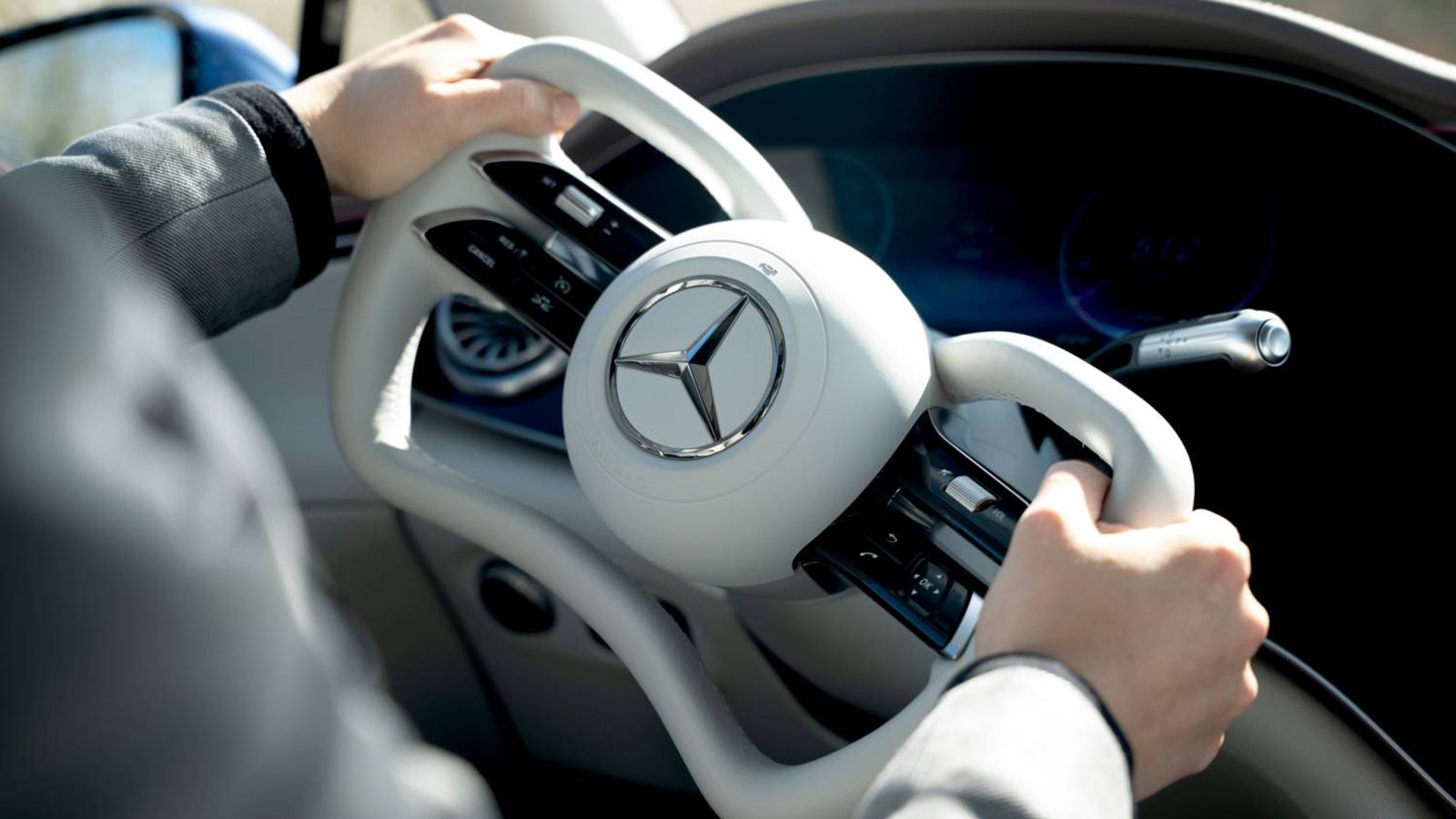 Ανανεωμένη Mercedes EQS: Με τιμόνι yoke και τεχνολογία steer-by-wire